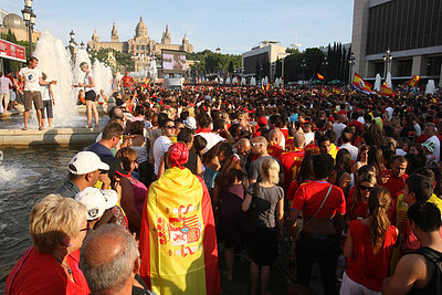 aficionados barceloneses con la roja